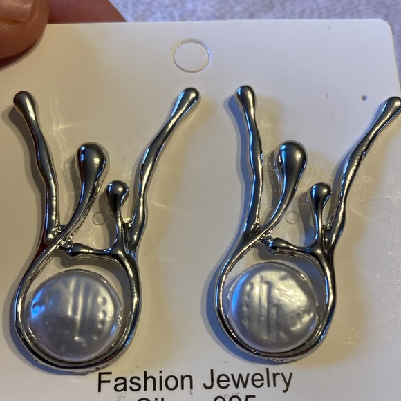 Faux Pearl Decor Stud Earrings - Picture 5 of 5